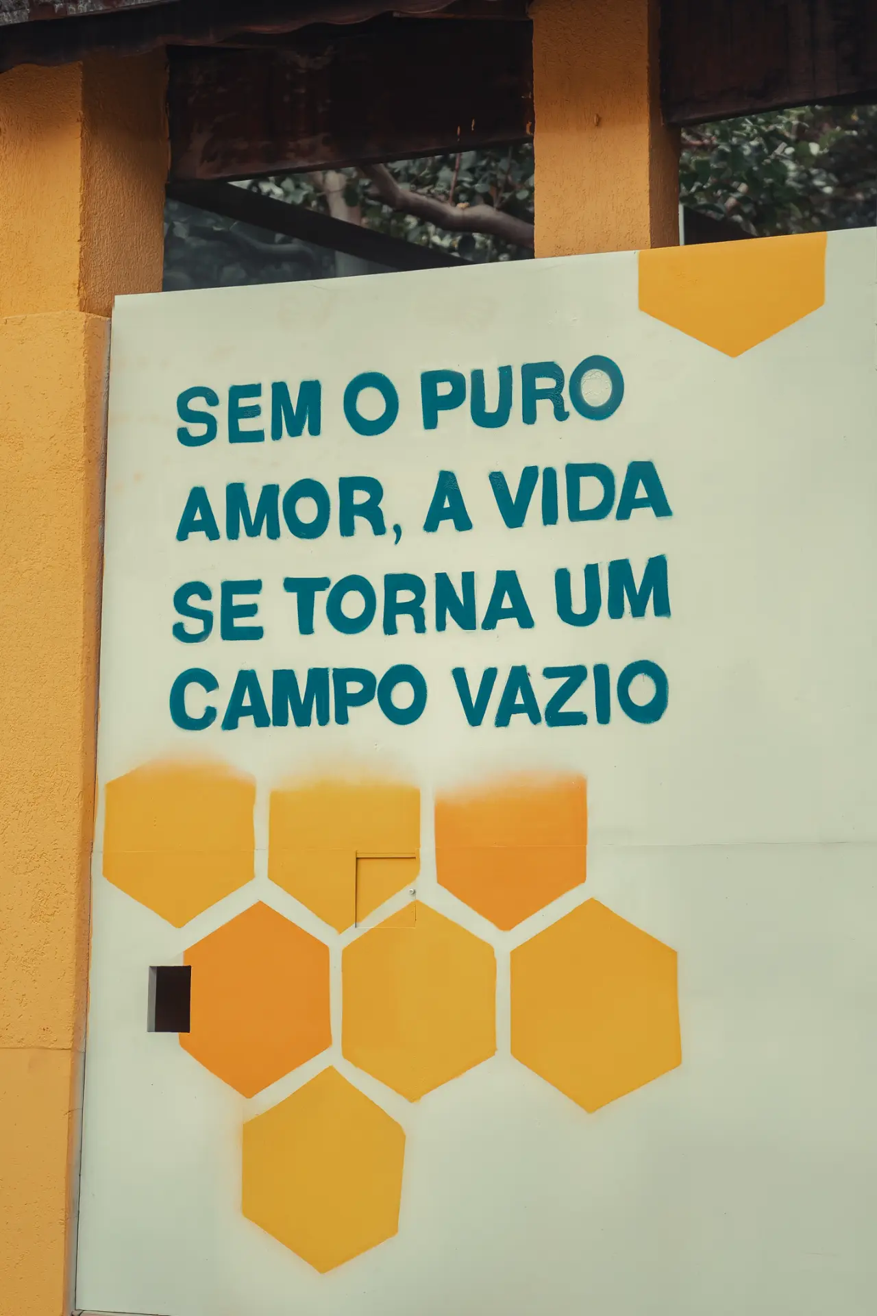 Mural pintado com a frase Sem o puro amor, a vida se torna um campo vazio